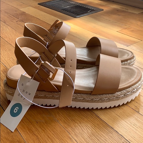 Tan espadrille platforms - Picture 1 of 4